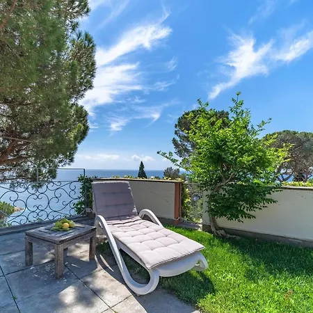 Σπίτι διακοπών With A Swimming Pool Overlooking The Sea